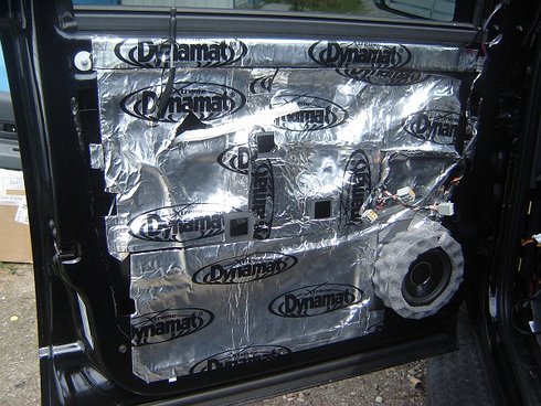 Dodge Durango - monta zestawu car audio pod fabryczn instalacj