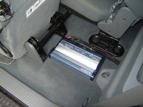 Dodge Durango - monta zestawu car audio pod fabryczn instalacj