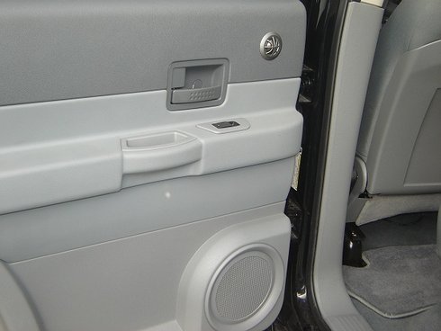 Dodge Durango - monta zestawu car audio pod fabryczn instalacj
