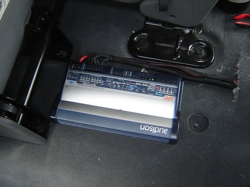 Dodge Durango - monta zestawu car audio pod fabryczn instalacj