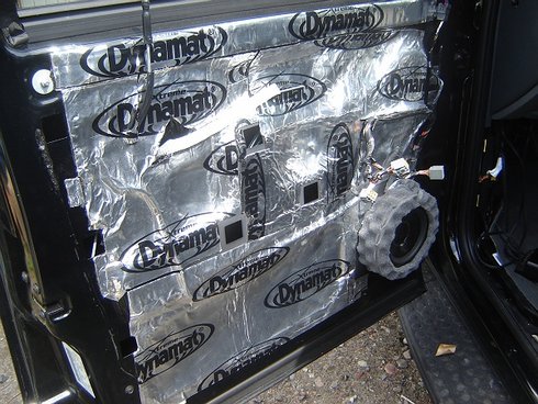 Dodge Durango - monta zestawu car audio pod fabryczn instalacj