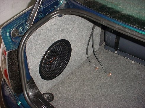 Audi A4 - zabudowa subwoofera Hertz