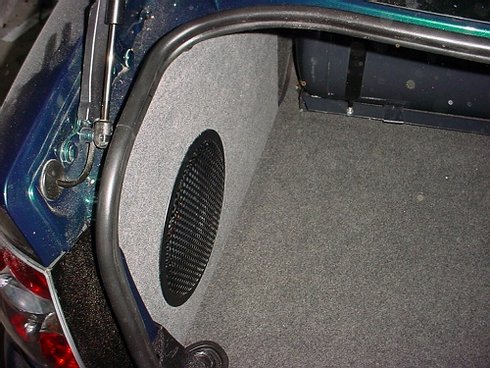 Audi A4 - zabudowa subwoofera Hertz